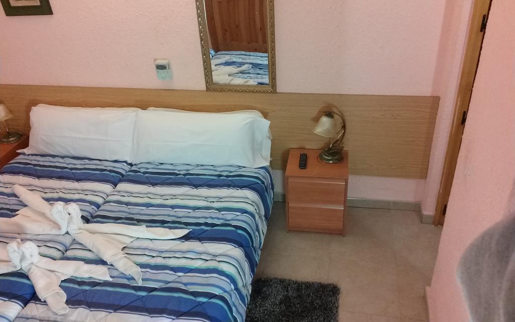 Hostal El Patio Alhaurín de la Torre Exterior foto